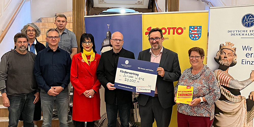 Gruppenbild des Fördermittelschecks für das Schloss Wiehe bei Rossleben.