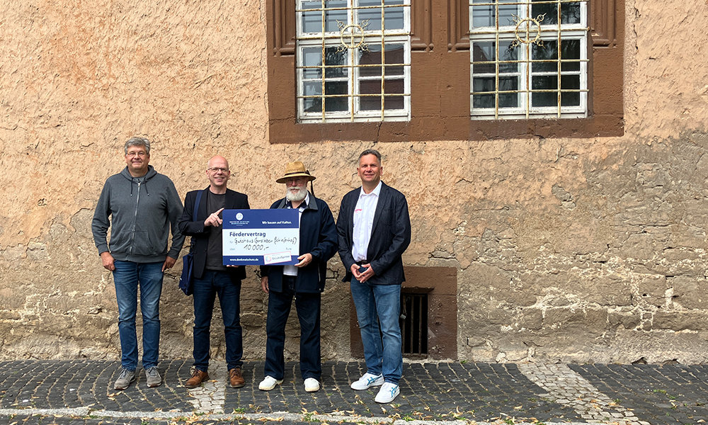 Der Schieferhof bekommt eine sanierte Veranda