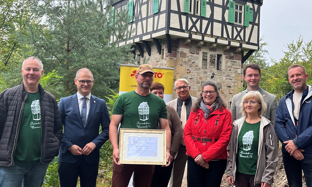 Auszeichnung des Vereins vor dem beeindruckenden Herzogstuhl