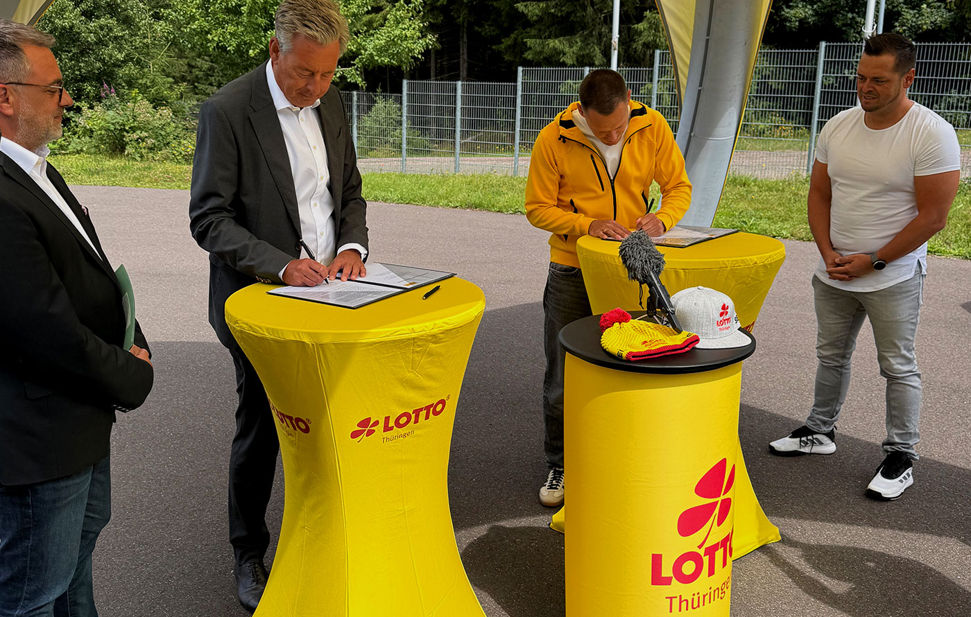 Vertragsunterzeichnung bei einem Pressetermin in der LOTTO Thüringen EISARENA Oberhof